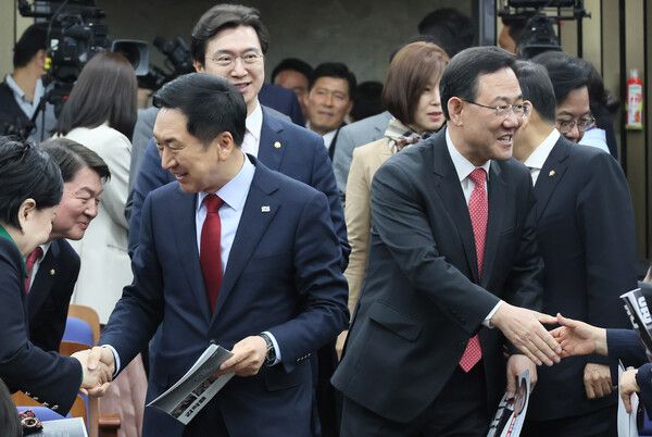 국민의힘&nbsp;김기현&nbsp;대표와 주호영 원내대표가 7일 오전 국회에서 열린 국민의힘 원내대표 선출을 위한 의원총회에 참석하며 의원들과 인사하고 있다. [사진=연합뉴스]