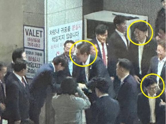 지난 6일 부산 한 횟집에서 나오는 윤석열 대통령. [사진=온라인 커뮤니티 캡처]