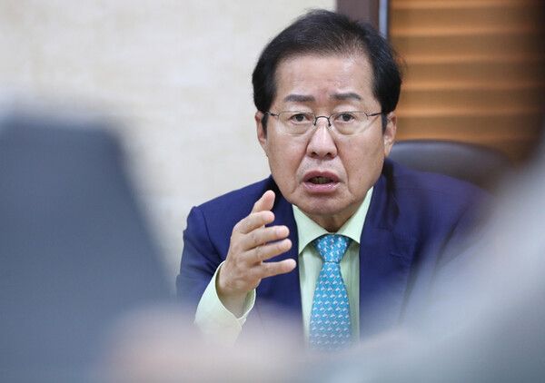 홍준표 대구시장은 10일 오전 태영호 최고위원이 자진사퇴 기자회견을 하기 전 KBS라디오 ‘최경영의 최강시사’에 출연해 김기현 대표를 향해 “(두 최고위원을) 잘라내는 게 맞다”고 말했다. [사진=연합뉴스]