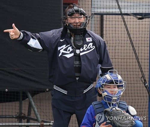 윤석열 대통령이 14일 서울 용산 어린이정원 내 어린이야구장에서 열린 2023 대통령실 초청 전국 유소년 야구대회 서울 가동초- 대전 신흥초 결승 경기에 앞서 구심으로 등장해 스트라이크 선언 세리머니를 하고 있다.[사진=연합뉴스]
