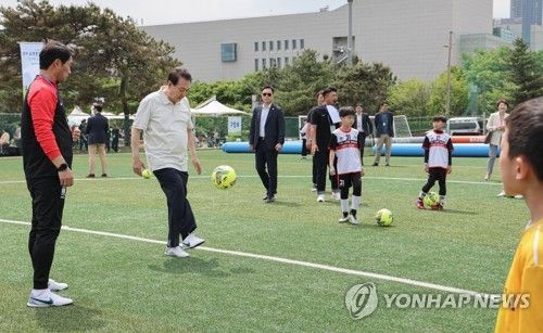 윤석열 대통령이 14일 서울 용산 어린이정원 내 축구장에서 김태영 대한축구협회 사회공헌위원장 주관으로 진행된 축구 클리닉에서 전국 유소년 축구대회에 참가한 어린이 선수들과 공다루기 시합을 하고 있다.[사진=연합뉴스]