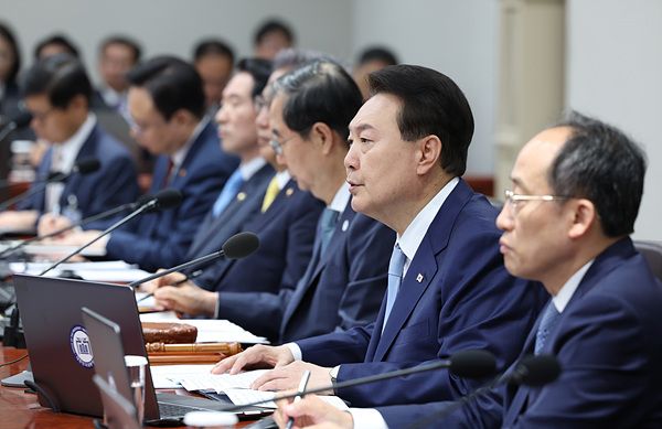 16일 서울 용산 대통령실 청사에서 국무회의를 주재하는 윤석열 대통령 [사진=연합뉴스]