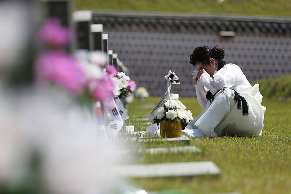 제43주년 5·18 민주화운동 기념일을 하루 앞둔 17일 오전 국립 5·18 민주묘지에서 열린 추모제에 참석한 최은홍 열사의 어머니 이금순(83)씨가 오열하고 있다. [사진=연합뉴스]