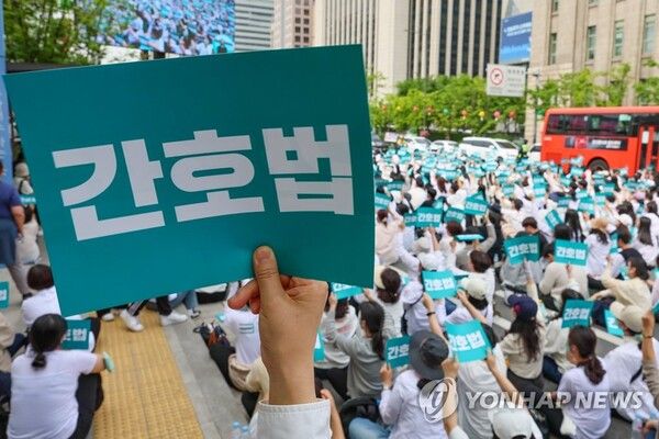 윤석열 대통령 거부권 이후 첫 집단행동.. 준법투쟁 이어간다 [사진=연합뉴스]