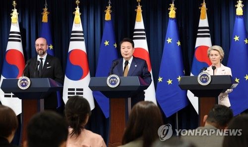 윤석열 대통령이 22일 서울 용산 대통령실에서 열린 우르줄라 폰데어라이엔 EU 집행위원장(오른쪽), 샤를 미셸 EU 정상회의(이사회) 상임의장과의 한-EU 정상회담 공동 언론발표에서 발언하고 있다.[사진=연합뉴스]