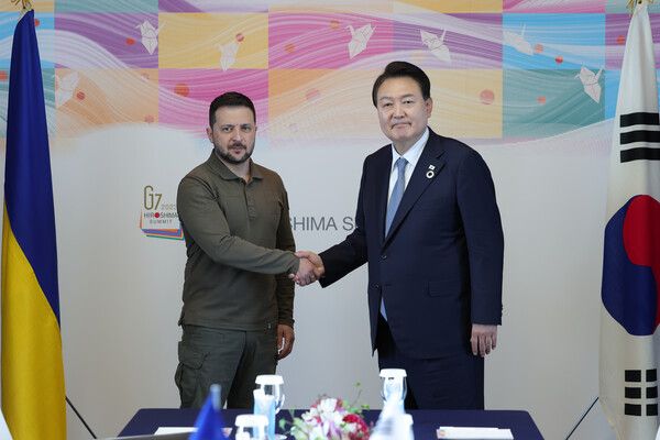 G7 정상회의 참관국 자격으로 일본을 방문 중인 윤석열 대통령과 G7 정상회의에 전격적으로 참석한 볼로디미르&nbsp;젤렌스키&nbsp;우크라이나 대통령이 21일 히로시마 G7 정상회의장인 그랜드프린스호텔에서 열린 한국-우크라이나 정상회담에서 기념촬영 하고 있다. [공동취재]