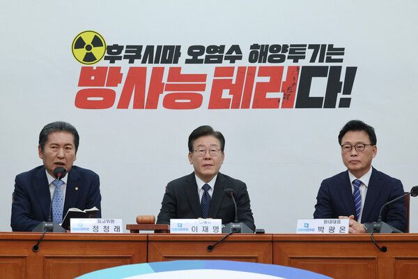 더불어민주당&nbsp;정청래 최고위원이 24일 오전 국회에서 열린 최고위원회의에서 발언하고 있다. 오른쪽부터 더불어민주당&nbsp;박광온 원내대표, 이재명 대표. [사진=연합뉴스]