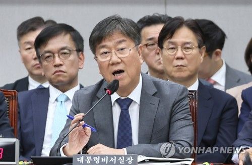 김대기 대통령비서실장이 24일 오후 국회에서 열린 운영위원회 전체회의에서 의원질의에 답변하고 있다.[사진=연합뉴스]