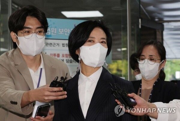 청탁 대가 명목으로 사업가로부터 거액을 수수한 혐의로 기소된 이정근 전 더불어민주당 사무부총장이 지난해 9월 30일 오전 서울 서초동 중앙지법에서 열린 구속 전 피의자심문(영장실질심사)에 출석하고 있다. [사진=연합뉴스]