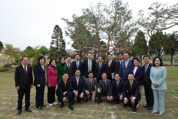 윤석열&nbsp;대통령이 2일 오후 서울 용산 대통령실 청사 앞 야외 정원인 '파인그라스'에서 국민의힘 김기현 대표와 윤재옥 원내대표 등 여당 원내 지도부와 만찬을 함께하며 기념촬영을 하고 있다. [사진=대통령실]