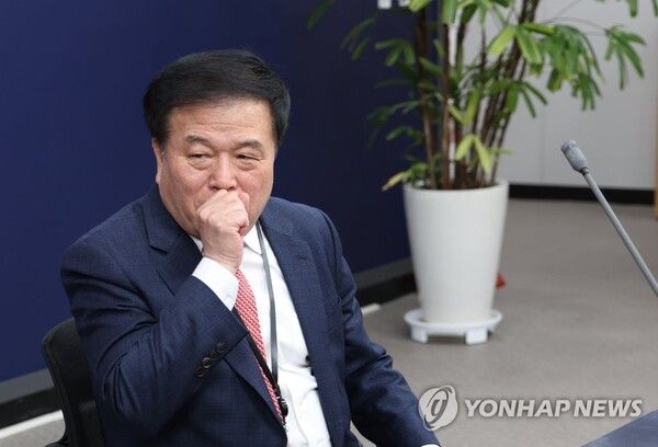 비윤 “이진복 정무수석도 책임질 사안” 목소리 높여 [사진=연합뉴스]