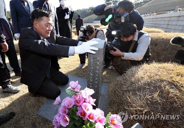 5·18 진압 작전에 참여했던 김귀삼씨가 희생자 묘역을 참배하고 있다 [사진=연합뉴스]