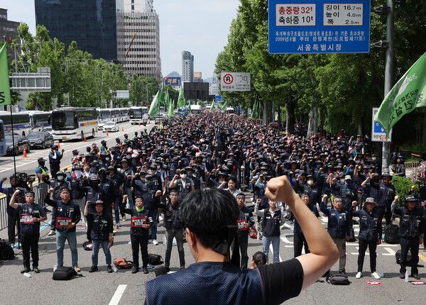 31일 오후 서울 용산구 대통령실 인근에서 열린 민주노총 경고파업 결의대회의 사전집회에서 건설노조의 조합원들이 구호를 외치고 있다. [사진=연합뉴스]