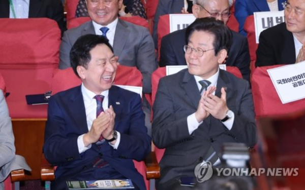 박수치는 여야 대표 [사진=연합뉴스]