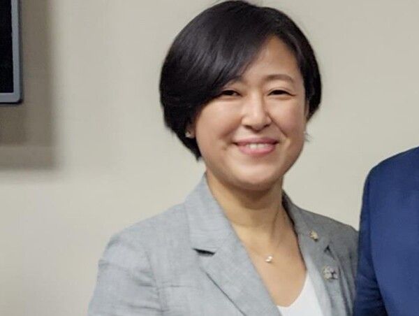 가정폭력 사진 공개하며 여론전.. 불륜설 확산에 여론 악화되자 탈당 불출마 선택 [사진=연합뉴스]