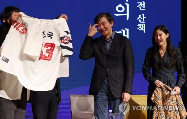 조 전 장관, 문 전 대통령 만난 후 