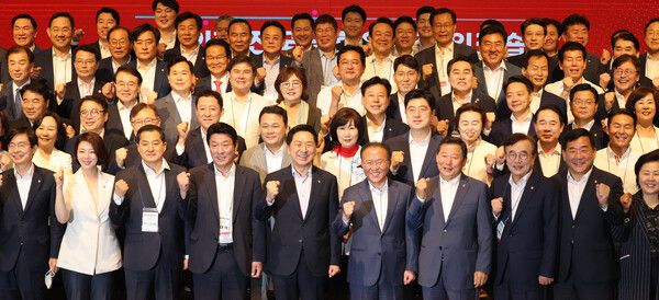 국민의힘 김기현 대표와 윤재옥 원내대표가 2일 여의도 중소기업중앙회에서 열린 전국 당협위원장 워크숍에서 기념촬영을 하고 있다. [사진=연합뉴스]