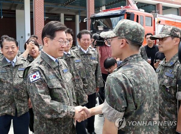 보수 텃밭 강원서 대정부 공세 집중.. 군부대 방문해 안보 행보 [사진=연합뉴스]
