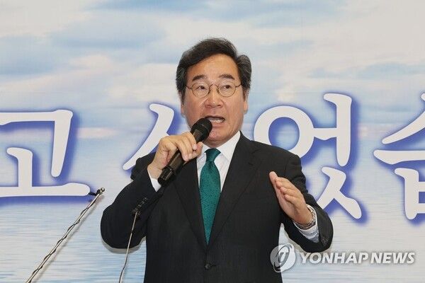 더불어민주당 이낙연 전 대표가 24일 1년간의 미국 유학생활을 마치고 24일 귀국했다. 이 전 대표는 첫 일성으로 