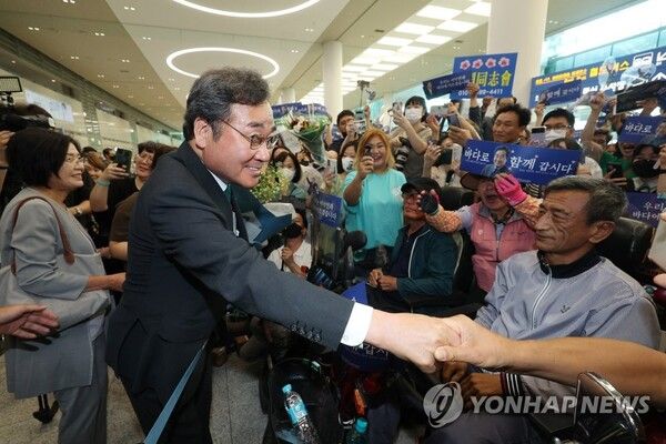이낙연 전 대표가 인천국제공항 귀국장을 한가득 메운 지지자들과 인사하고 있다. [사진=연합뉴스]