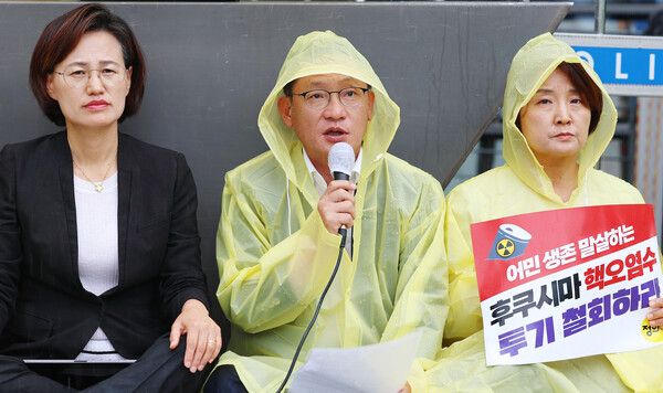 &nbsp;26일 오후 서울 종로구 주한 일본대사관 앞에서 열린 에서 배진교 원내대표가 발언하고 있다. [사진=연합뉴스]