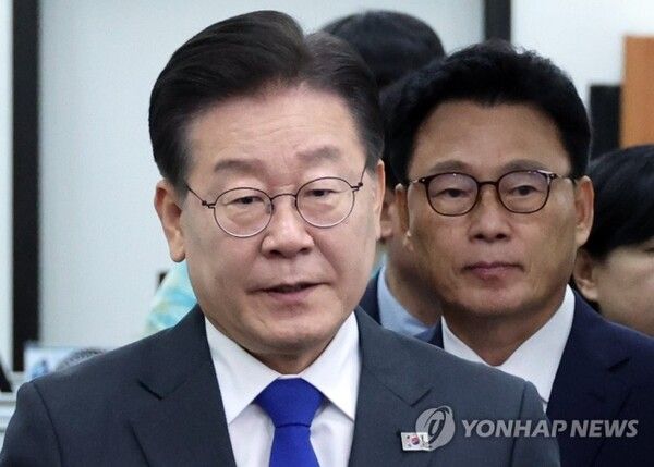 민주당 이재명 대표와 박광온 원내대표가 30일 국회 당 사무실에서 열린 최고위에 참석하고 있다. (사진=연합뉴스)