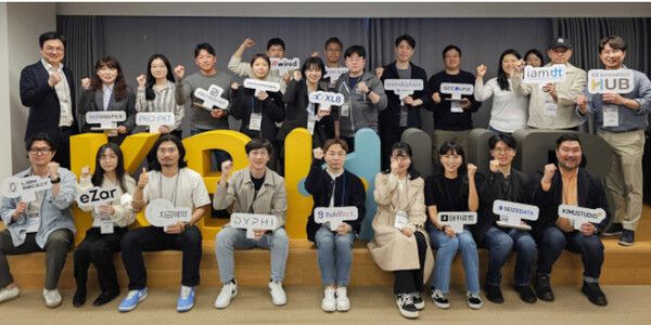 올해 상반기 ‘KB스타터스’로 선정된 스타트업의 임직원들이 기념 촬영을 하고 있다. [사진 제공=KB금융]