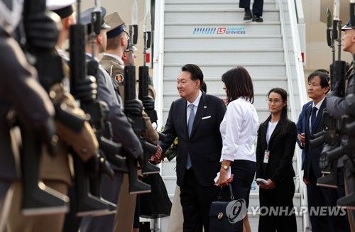 북대서양조약기구(NATO·나토) 정상회의 참석을 마치고 폴란드 공식 방문 일정에 들어가는 윤석열 대통령과 김건희 여사가 12일 오후(현지시간) 바르샤바 쇼팽 국제공항에 도착, 전용기인 공군 1호기에서 내린 뒤 영접객과 인사하고 있다.[사진=연합뉴스]