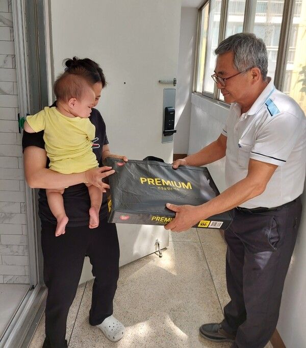 &nbsp;강릉2차 아파트 입주민에게 감사의 선물을 전달하고 있다. /사진제공=부영그룹