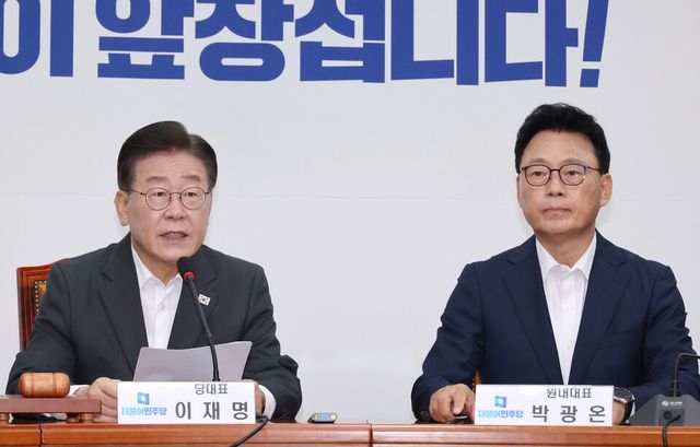 더불어민주당 이재명 대표(좌)와 박광온 원내대표(우)가 26일 국회에서 열린 최고위원회의에 참석했다. [사진=연합뉴스]