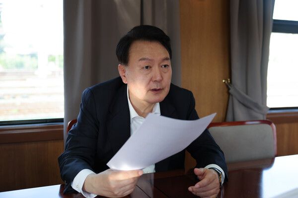 우크라이나를 전격 방문한&nbsp;윤석열&nbsp;대통령이 15일(현지시간) 우크라이나 수도 키이우에서 폴란드 바르샤바로 이동하는 열차 내에서 호우대책회의를 갖고 있다. [사진=대통령실]