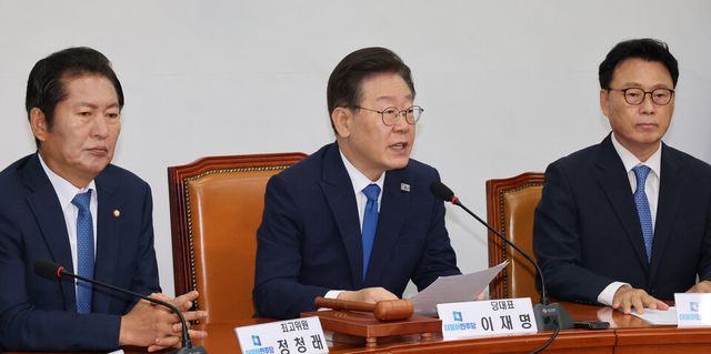 이재명 더불어민주당 대표가 3일 국회 당 사무실에서 최고위원회의를 하고 있다. [사진=연합뉴스]