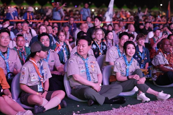 윤석열 대통령이 2일 전북 부안군 새만금 일원에서 열린 '2023 새만금 제25회 세계스카우트 잼버리' 개영식에 참석해 옆자리에 앉은 대원과 대화를 나누고 있다.&nbsp;[사진=대통령실]