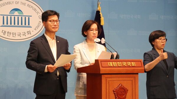 국민의힘 이인선 의원은 김영식 의원과 함께 21일 국회 소통관에서 기자회견을 열어 “산업통상자원특허소위원회 위원님들은 이번이 아니면 기회는 없다는 필사즉생의 각오로 미래세대를 위한 특별법 처리에 전향적으로 임해주시길 간곡히 촉구한다”고 했다. [사진=이인선 의원실]