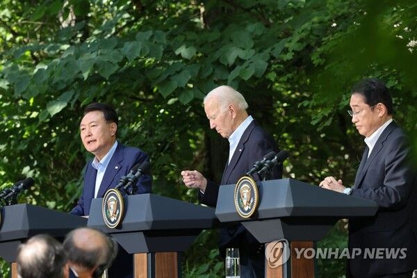 윤석열 대통령의 지지율이 전주 대비 2.7%p 하락하며 4주 만에 하락세로 전환했다 [사진