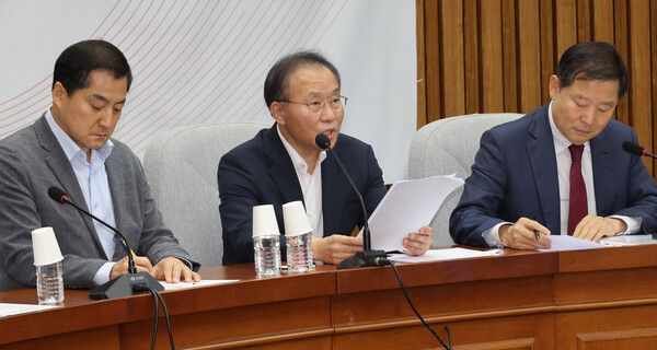 국민의힘 윤재옥 원내대표가 25일 국회에서 원내대책회의를 하고 있다. [사진=연합뉴스]