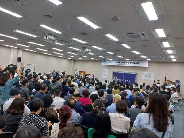 이낙연 전 더불어민주당 대표가 25일 오후 부산시의회에서 열린 '대한민국 생존전략' 북 콘서트에서 강연하고 있다[사진=정하룡 기자]