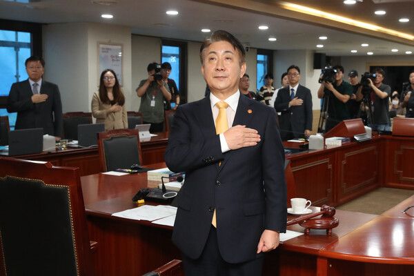 이동관&nbsp;신임 방송통신위원장이 28일 오전 정부과천청사 내 방송통신위원회에서 열린 취임 후 첫 전체회의에 참석해 국기에 경례하고 있다. [사진=공동취재단]