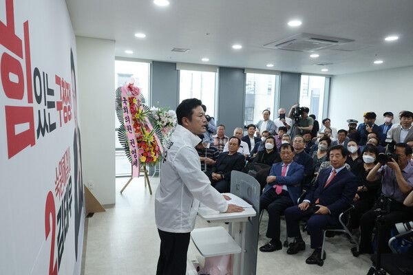 문재인 정부 감찰 무마 의혹 폭로로 유죄 판결이 확정돼 구청장직을 상실했다가 광복절 특별사면을 받은 김태우 전 강서구청장이 28일 오후 서울 강서구의 한 빌딩에서 열린 자신의 강서구청장 보궐선거사무소 개소식에서 발언하고 있다. [사진=연합뉴스]