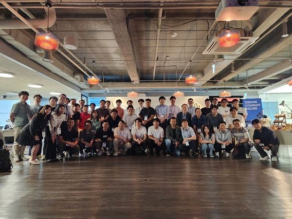 지난 7월 21일 드림플러스 강남 제로원 공간에서 현대차그룹 사내 스타트업 대표들이 한 자리에 모여 단체 사진을 촬영하고 있다. [사진=현대자동차그룹]