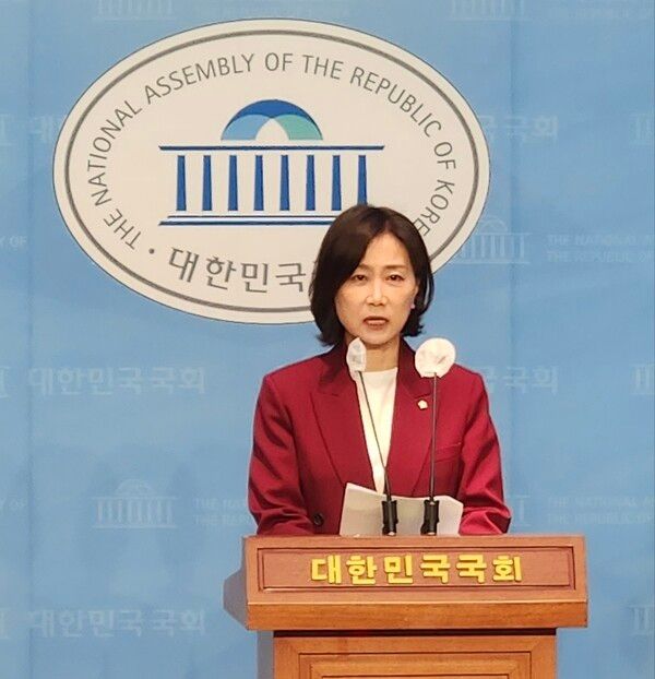 허은아 국민의힘 의원이 27일 국회 소통관 기자회견장에서 교권 추락 사태와 관련 발언을 하고 있다. [사진=의원실 제공]