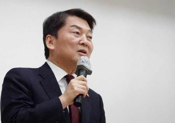 안철수 국민의힘 의원은 12일 오전 자신의 페이스북에 “불체포 호소 단식을 중단하고 분당갑 명예를 회복시키기 위해 내년 총선에서 진검승부 하시는 것이 정치인의 도리일 것”이라는 제목의 글을 올렸다.