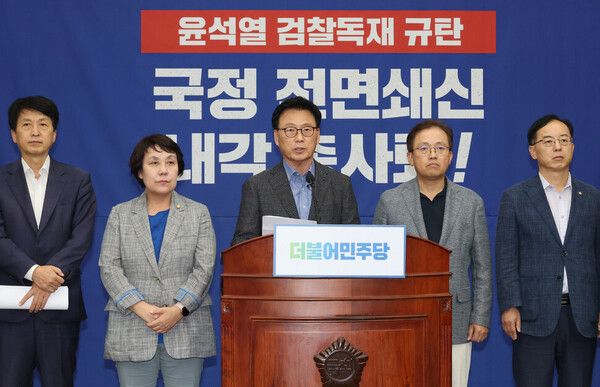 이재명 더불어민주당 대표 단식 17일째인 16일 저녁 박광온 원내대표가 국회에서 비상 의원총회 결의문을 발표하고 있다. [사진=연합뉴스]