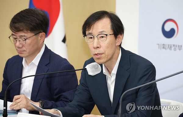 정정훈 기획재정부 세제실장이 18일 오전 세종시 정부세종청사에서 세수 재추계 결과 및 재정대응방향을 발표하고 있다. 왼쪽은 김동일 예산실장. [사진=연합뉴스]