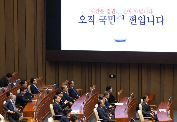 18일 국회에서 열린 본회의에서 국무위원들이 더불어민주당&nbsp;박광온&nbsp;원내대표의 교섭단체 대표 연설을 듣고 있다. [사진=연합뉴스]