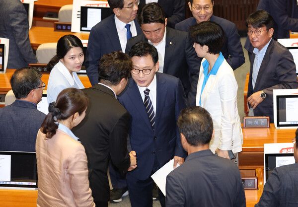 18일 국회에서 열린 본회의에서 교섭단체 대표 연설을 마친 더불어민주당&nbsp;박광온&nbsp;원내대표가 동료 의원들과 인사하고 있다. [사진=연합뉴스]