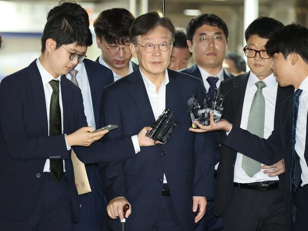더불어민주당&nbsp;이재명&nbsp;대표가 26일 오후 서울중앙지법에서 열린 구속 전 피의자 심문(영장심사)을 마친 뒤 법원을 나서고 있다. [사진=연합뉴스]