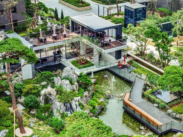 ‘2023 굿디자인 어워드’에 선정된 ‘롯데캐슬 리버파크 시그니처’의 자연풍경과 어우러진 티하우스 ‘카페아트리움’ [사진=롯데건설]