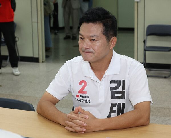 &nbsp;다음달 11일 치러지는 강서구청장 보궐선거 후보자 등록 첫날인 21일 서울 강서구 선거관리위원회에서 국민의힘&nbsp;김태우&nbsp;후보가 보궐선거 후보 등록을 하고 있다. [사진=연합뉴스]