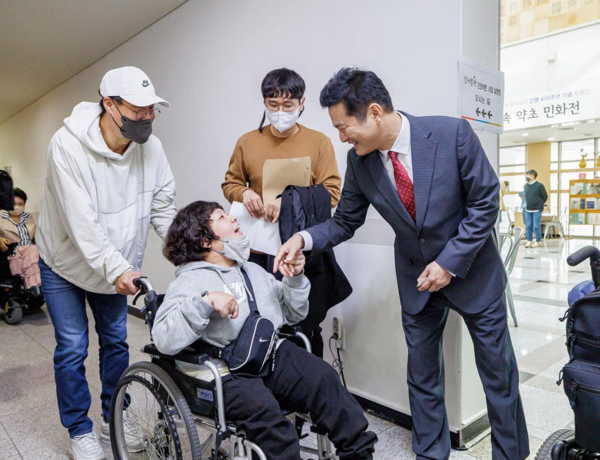 국민의힘 김태우 후보는 강서구 유권자들에게 기초수급생활자와 장애인 등 사회취약계층을 적극 지원하겠다는 공약을 내놨다. [사진=선거대책위 제공]